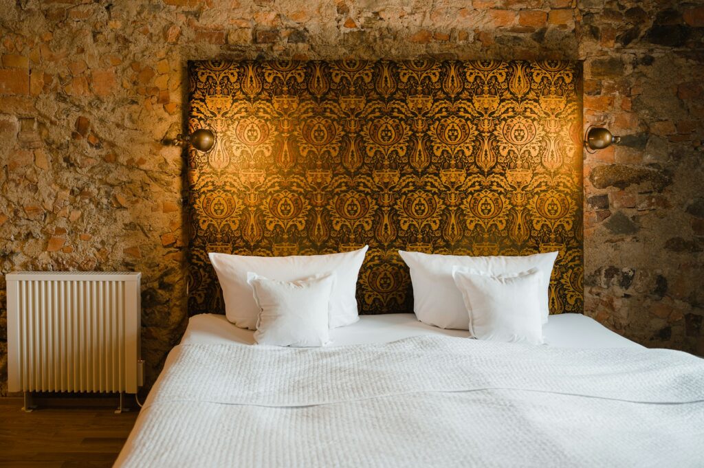 Chambre moderne avec mur d'accent en pierre derrière le lit