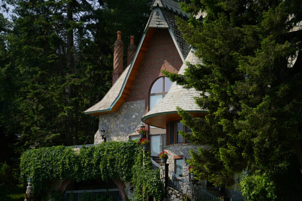 Une belle maison avec des toits pointus et un revêtement en fausse pierre