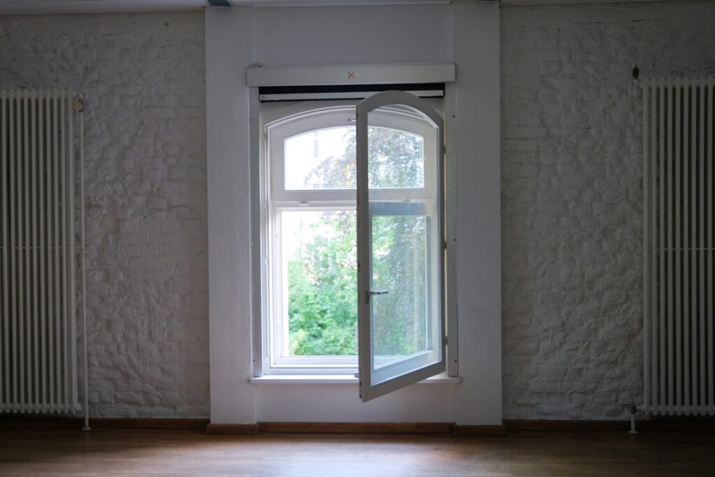 Un mur recouvert d'un mince placage de briques blanches